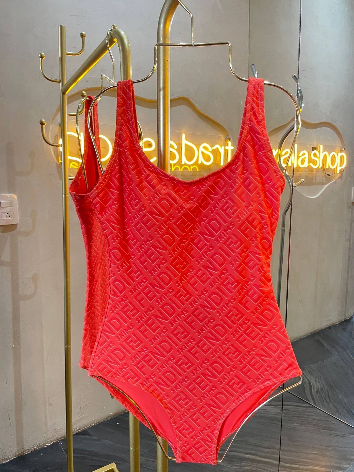 traje de baño naranja